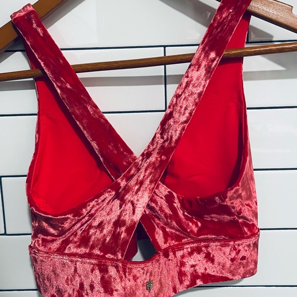 Fabletics Oasis Crushed Velour Twist Sports Bra strawberry red S - Picture 8 of 10